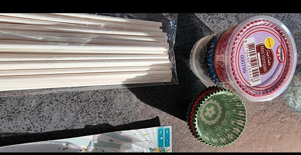 Taartversiering en kaarsen en mini vormpjes cupcake, Ophalen of Verzenden, Zo goed als nieuw, Cupcakes, Versiering