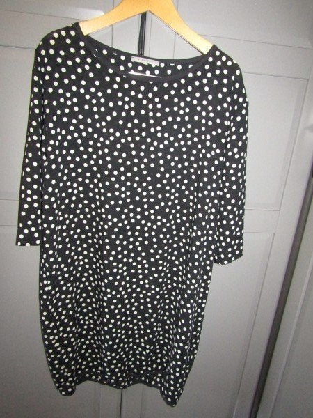 G848 Sylver mt 42 jurk zwart wit noppen chiffon, Sylver, Verzenden, Zwart, Maat 42/44 (L)