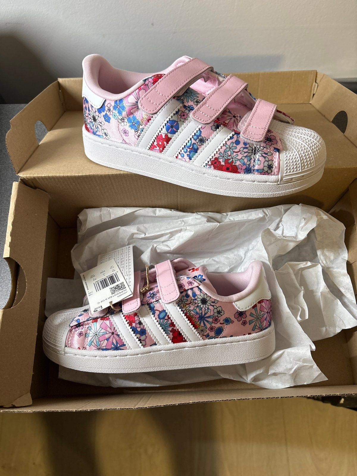 Adidas Superstar kinderschoenen met bloemenprint maat 33, Ophalen, Meisje, Schoenen, Nieuw