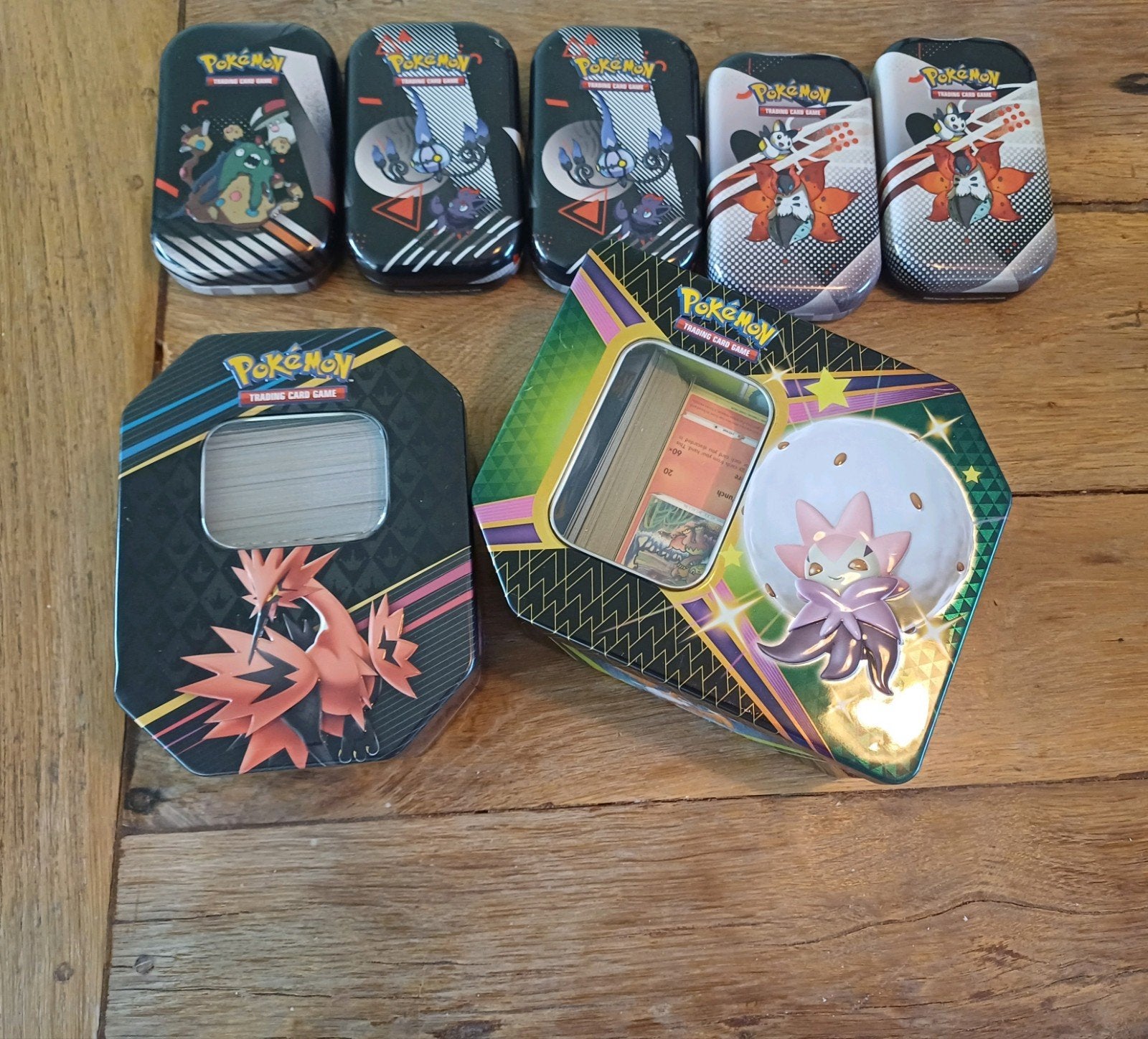 Pokémon kaarten en blikken - 2 volle, 5 lege blikken, Ophalen of Verzenden, Gebruikt, Meerdere kaarten