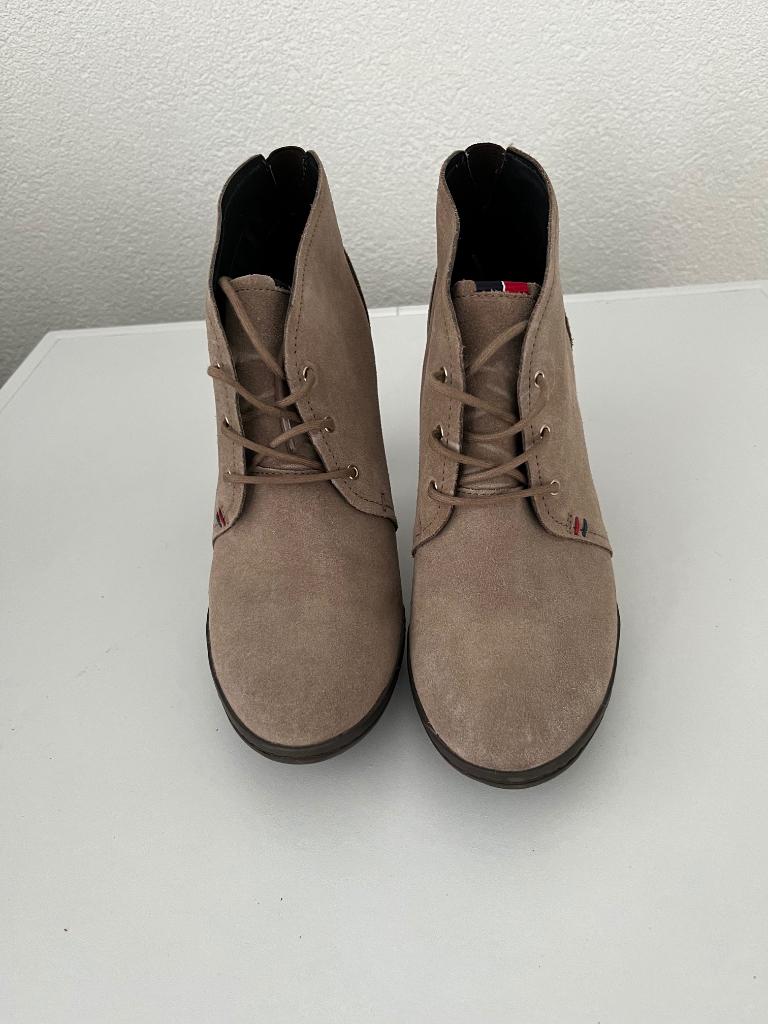 Tommy Hilfiger schoenen, Beige, Ophalen of Verzenden, Zo goed als nieuw, Schoenen met hoge hakken