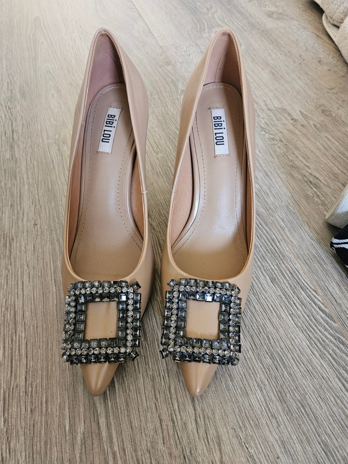 Bibi Lou Nude Pumps met Strass Gesp, Kleding | Dames, Schoenen, Ophalen of Verzenden