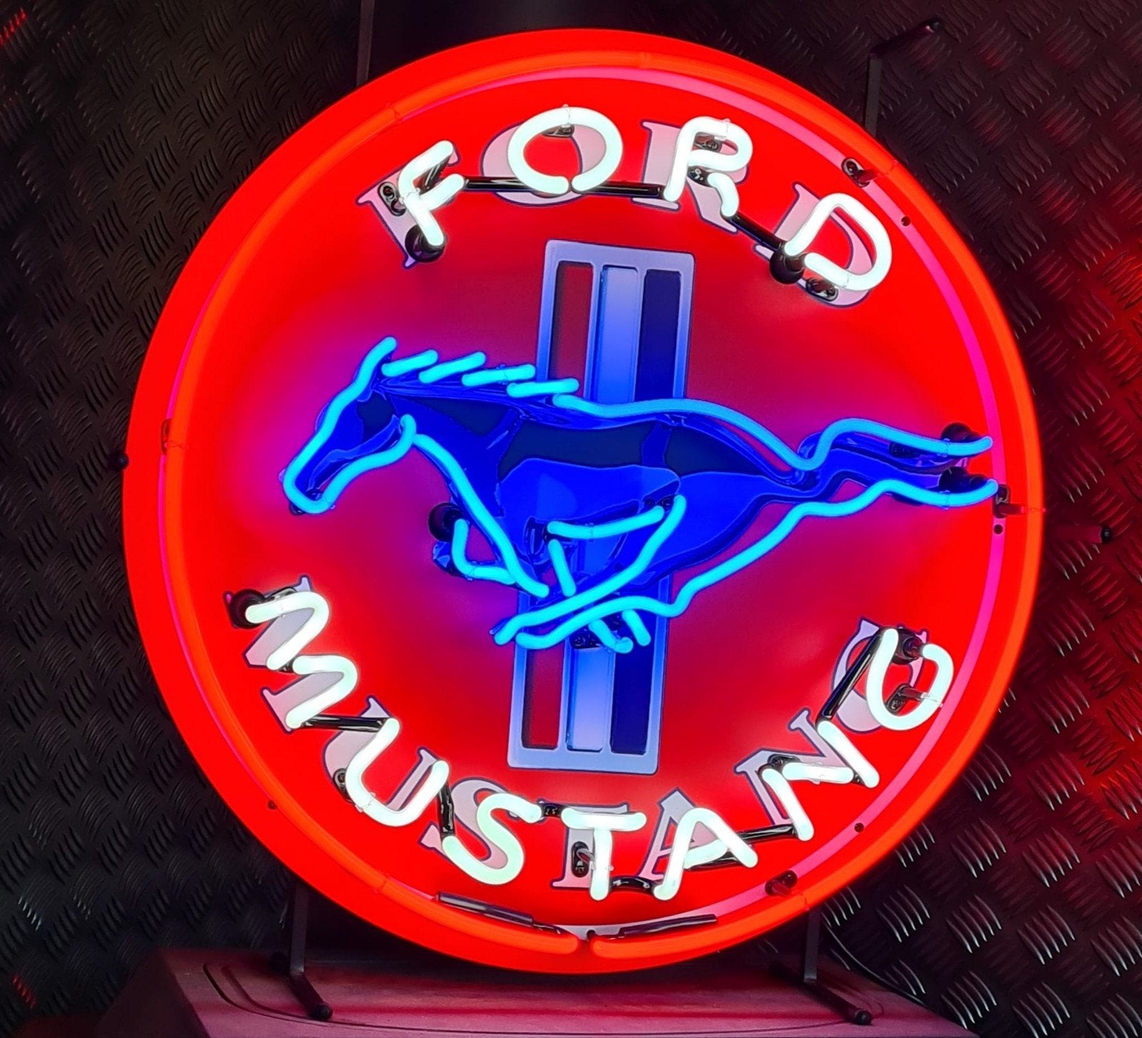 FIFTIES SIXTIES NEONVERLICHTING FORD MUSTANG MET ACHTERPLAAT, Ophalen, Nieuw