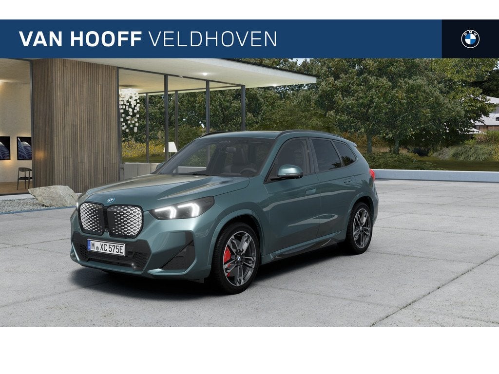 BMW iX1 eDrive20 M Sport / Panoramadak / Trekhaak / Sportsto, Auto's, BMW, Zwart, Leder, Stoelverwarming, Nieuw
