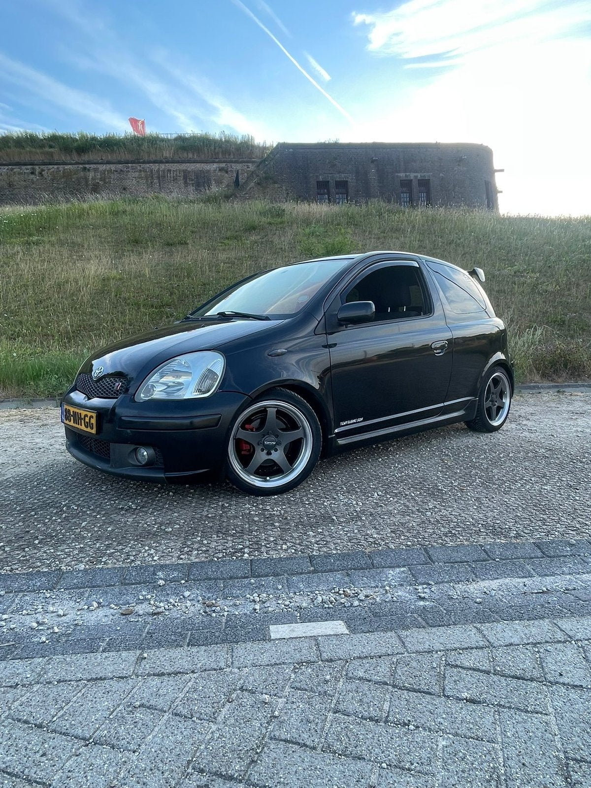Toyota Yaris 1.5 16V Vvti 3DR T Sport 2003 Zwart, Auto's, Voorwielaandrijving, 4 cilinders, 400 kg, Zwart