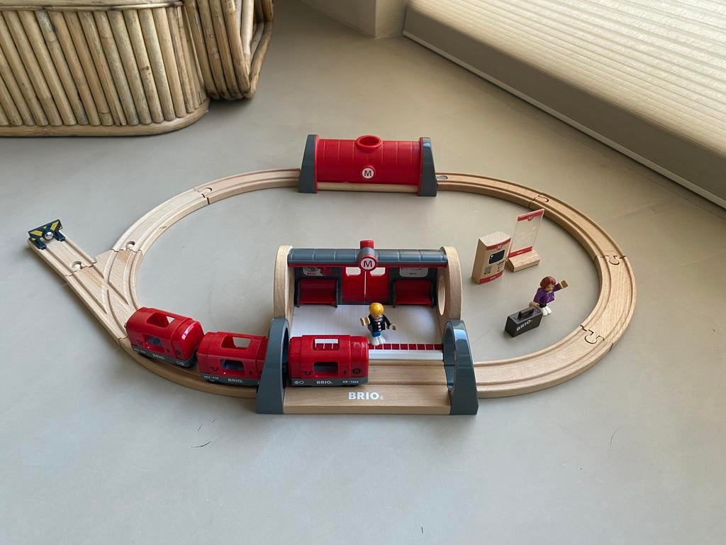 Brio Metro Treinset met Station en Figuren, Ophalen of Verzenden, Zo goed als nieuw