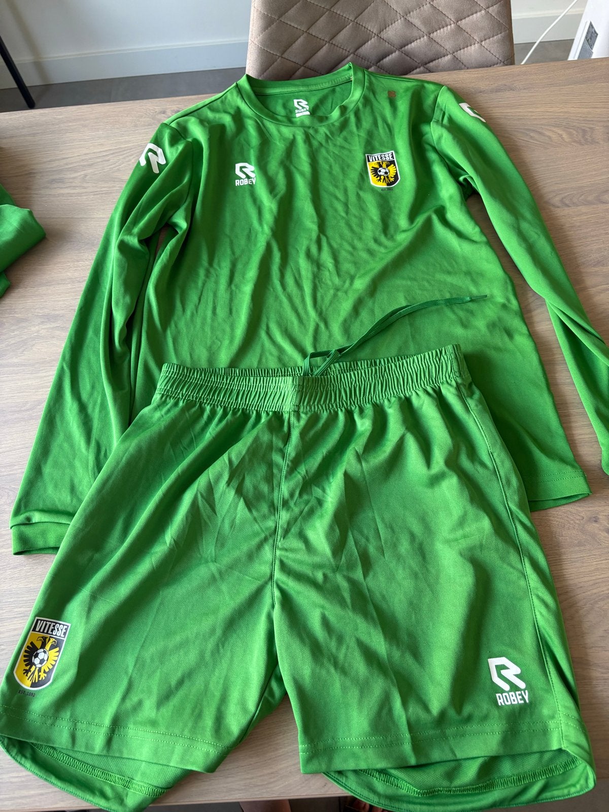 Robey Vitesse Voetbaltenue met sokken - Maat M, Maat 48/50 (M), Ophalen of Verzenden, Zo goed als nieuw, Voetbal