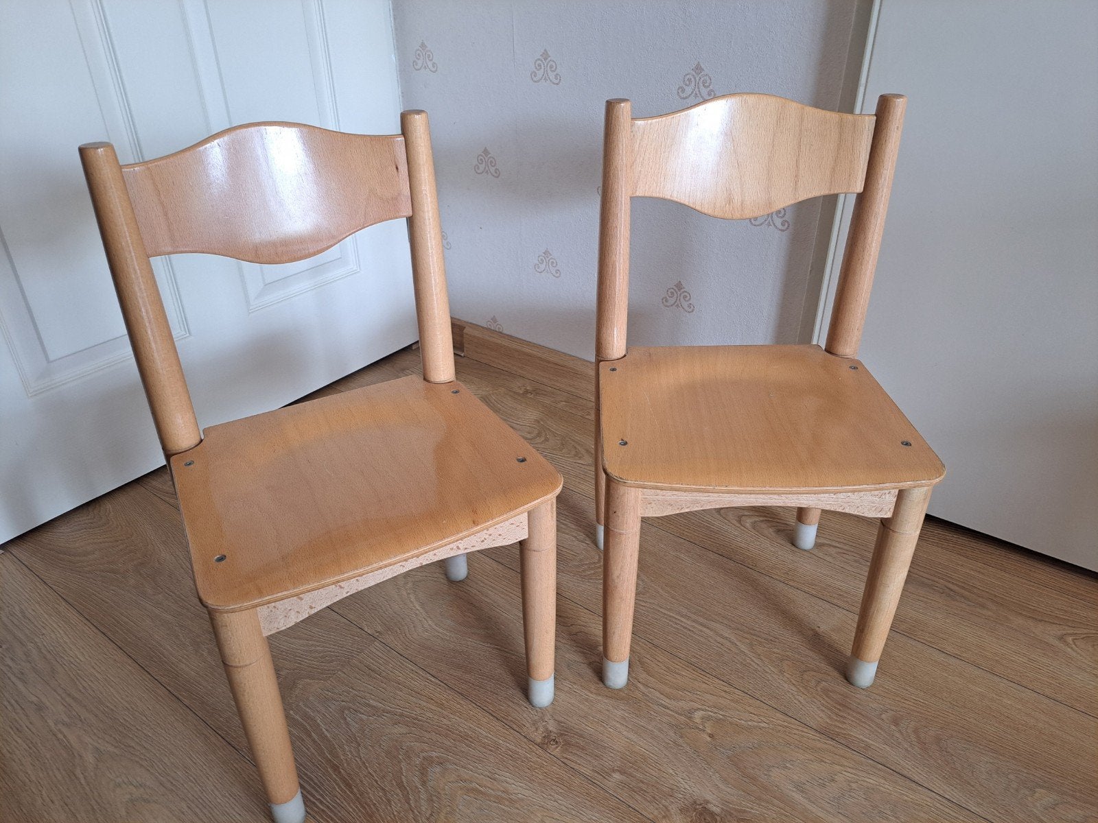 Twee Schilte peuterstoeltjes en bijpassend  tafeltje, Ophalen, Tafel