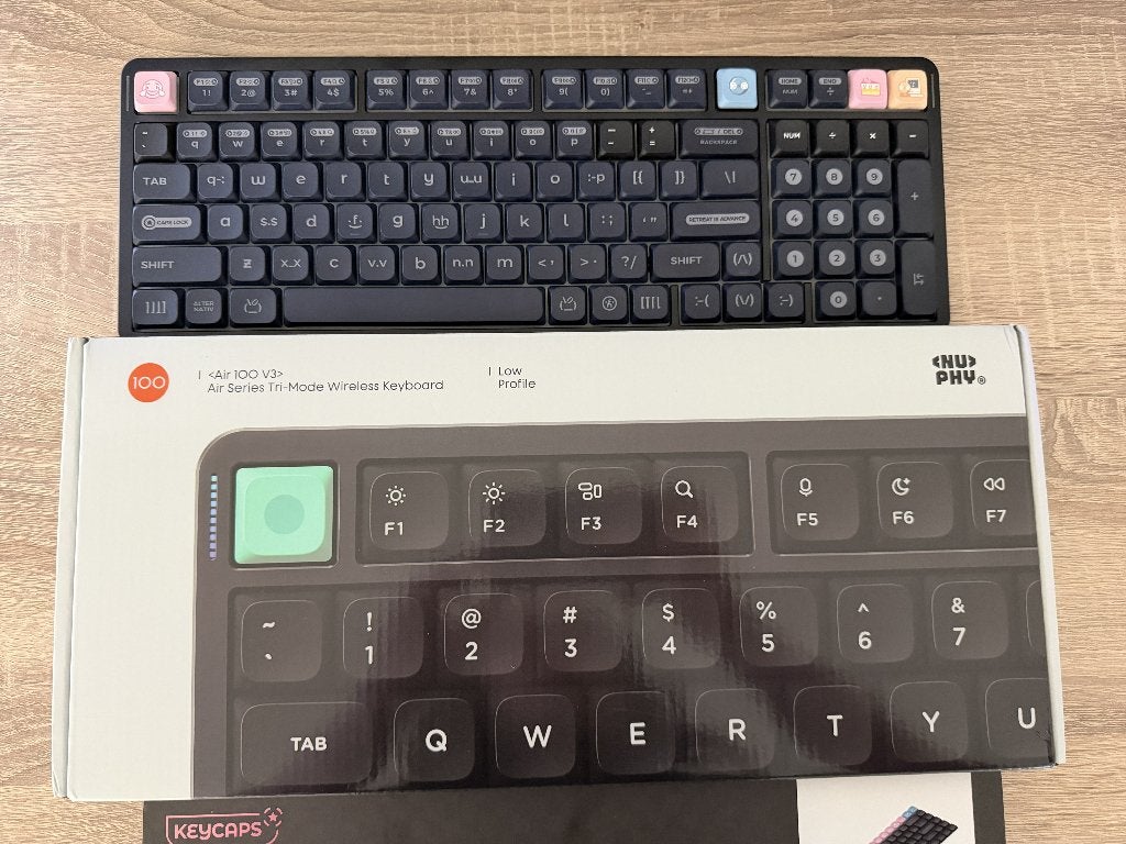 Nuphy Air 100 V3 Black + Keycaps, Ophalen of Verzenden, Nieuw, NuPhy, Ergonomisch