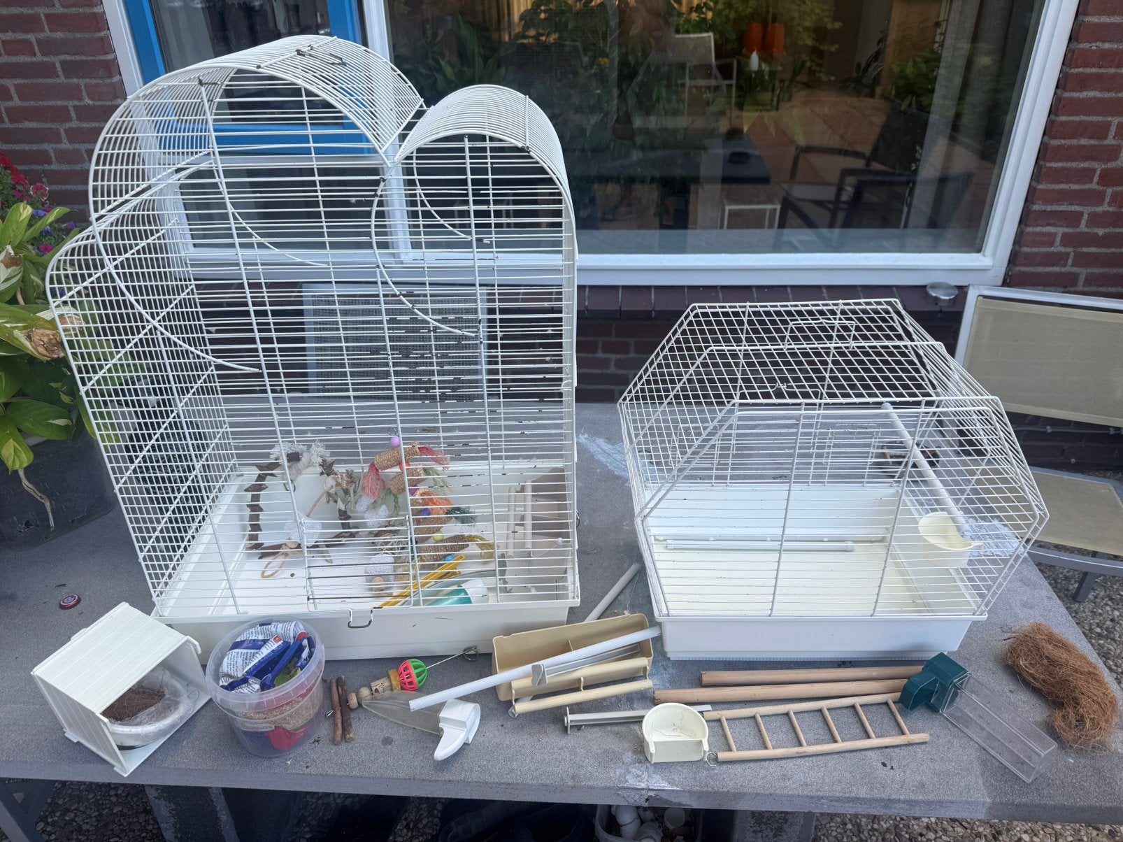 Twee vogels hokken met toebehoren, Dieren en Toebehoren, Ophalen, Zo goed als nieuw, Metaal, Vogelkooi