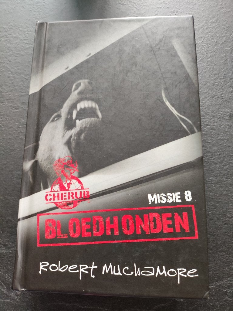 Robert Muchamore Bloedhonden hardcover in nette staat, Boeken, Ophalen of Verzenden, Zo goed als nieuw