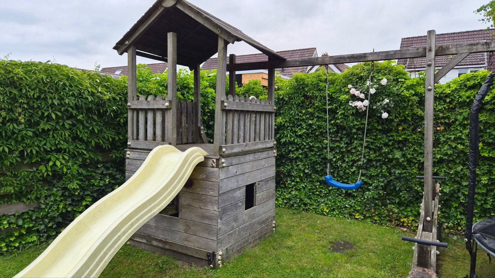 Houten speelhuisje met glijbaan en schommel, Ophalen of Verzenden