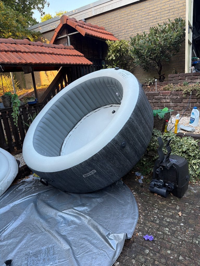 intex jacuzzi oplaasbaar 2 manden oud, Tuin en Terras, Bubbelbaden en Hottubs, Ophalen, Zo goed als nieuw, Filter, Opblaasbaar