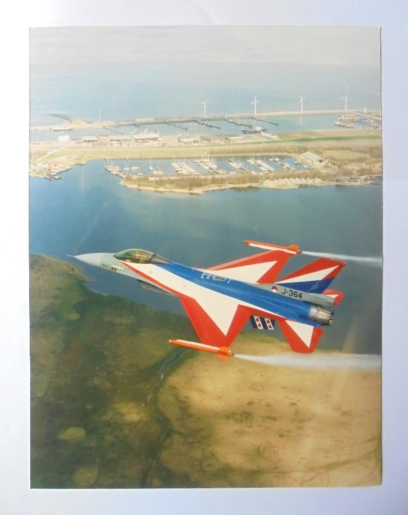 Oude foto F-16 vlb Leeuwarden van de Fotosectie Soesterberg., Verzamelen, Ophalen of Verzenden, Luchtmacht, Nederland, Foto of Poster