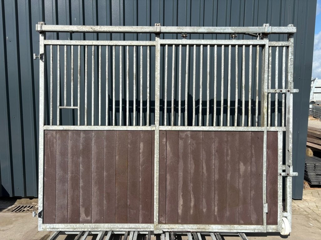 9 volledig opendraaibare boxen | Bruin kunststof, Dieren en Toebehoren, Stalling en Weidegang, Weidegang, 4 paarden of pony's of meer