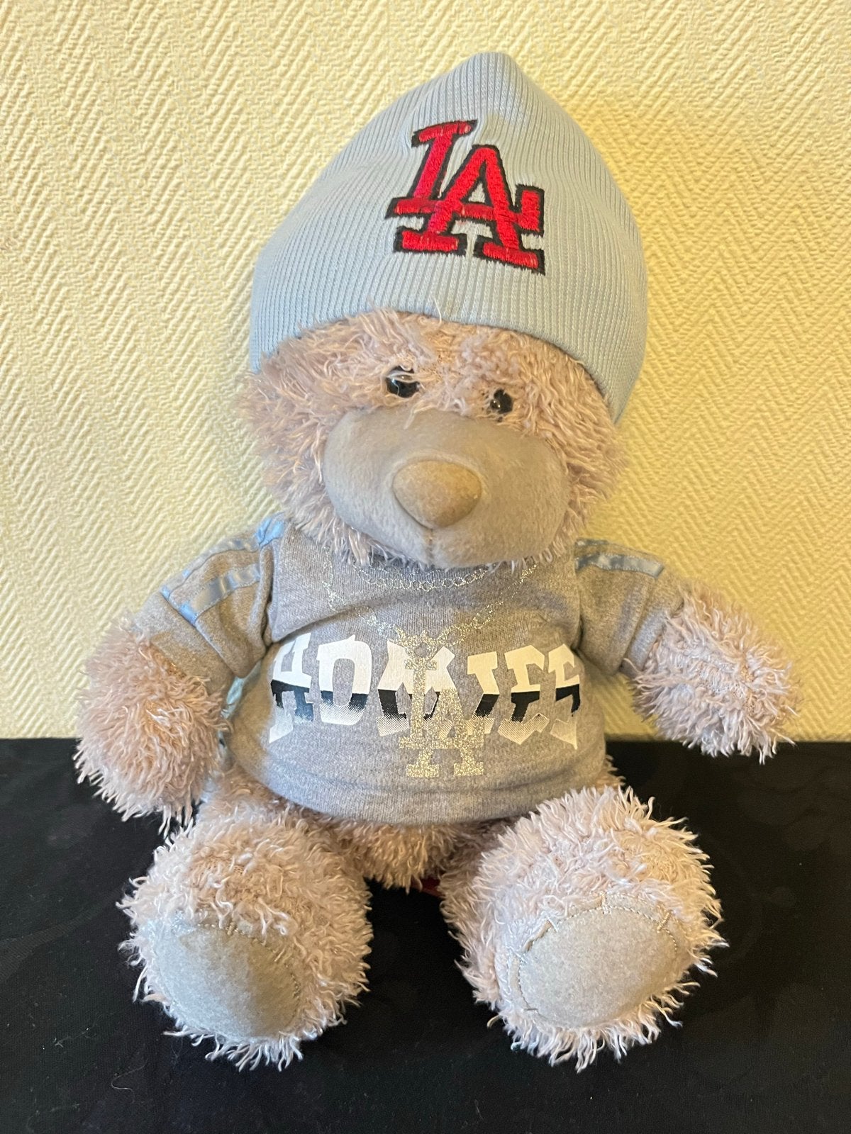 Leuke teddybeer met LA muts en HOMIES shirt - Zo goed als ni, Overige merken, Beer, Ophalen of Verzenden, Zo goed als nieuw