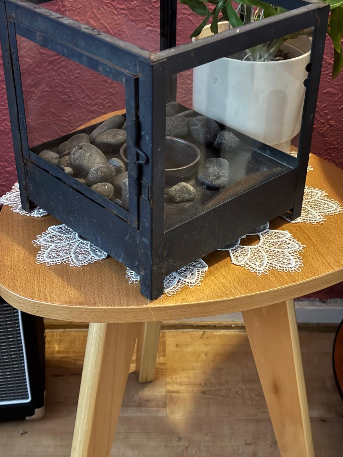 Driehoekig bijzettafeltje van hout, 50cm, Hout, Nieuw, Ophalen of Verzenden, Modern