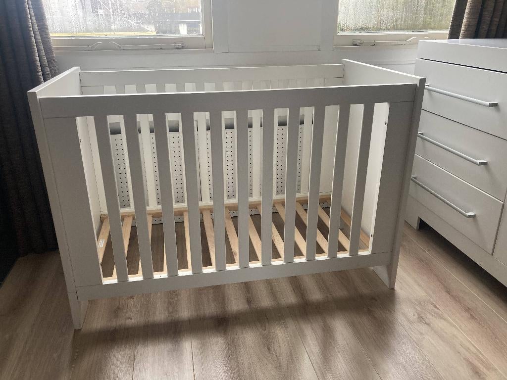 Wit ledikant inclusief 2 matrasjes en tijkjes., Kinderen en Baby's, Babywiegjes en Ledikanten, Ophalen, Zo goed als nieuw, Ledikant