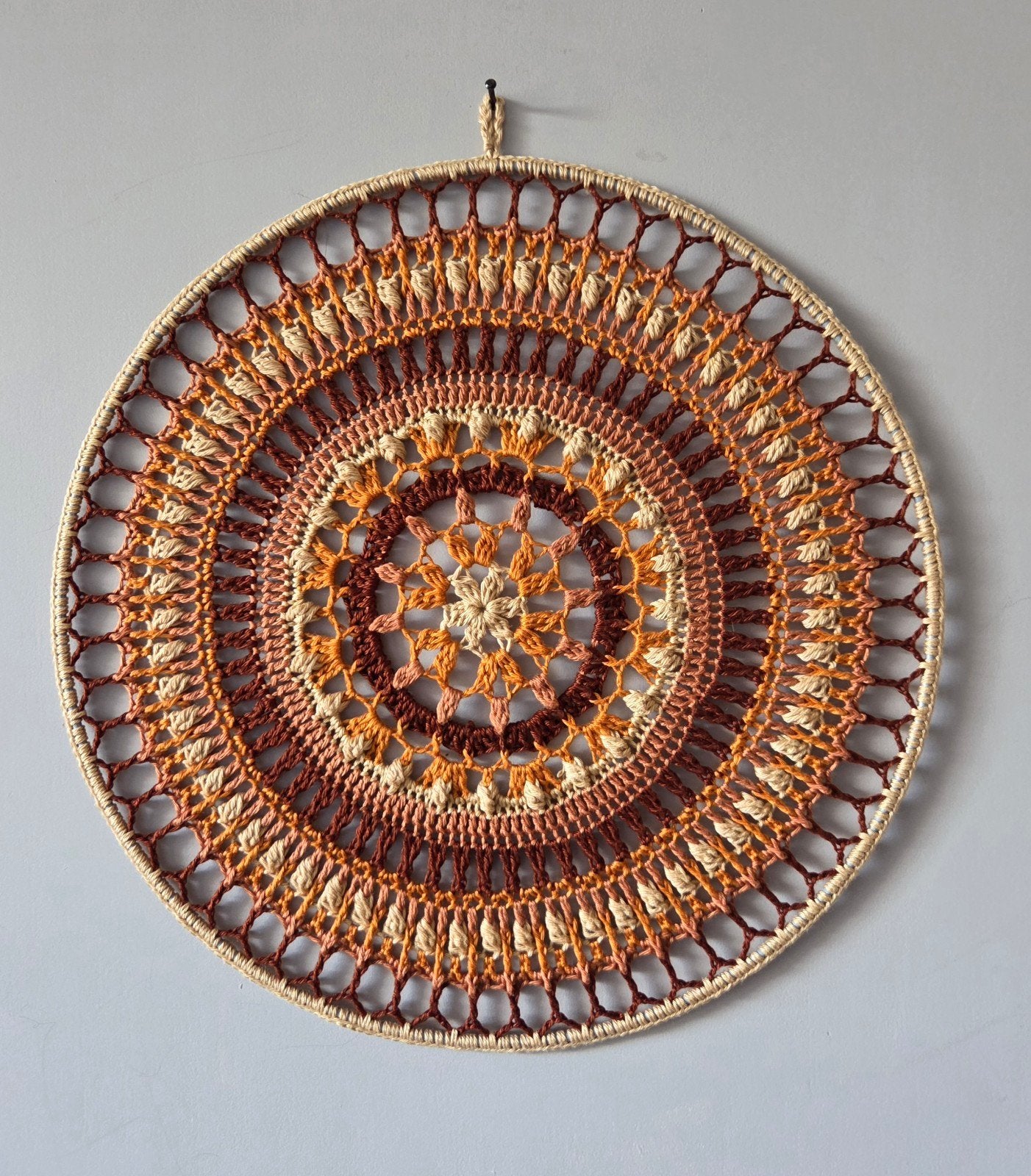 Mooie gehaakte herfstbruine mandala 30 cm, 30 cm, 30 cm, Nieuw, Ophalen of Verzenden