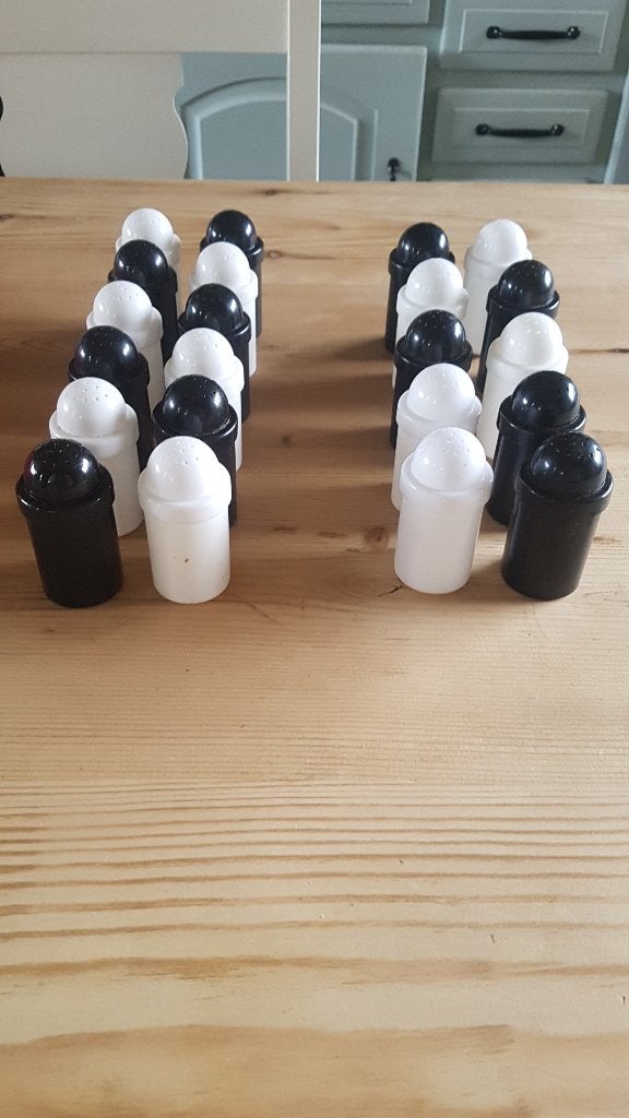 22 plastic zout en peper potjes, Overige materialen, Overige typen, Ophalen of Verzenden, Zo goed als nieuw