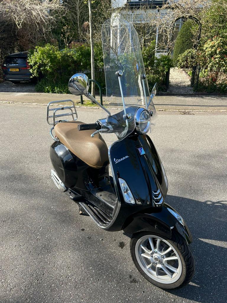Vespa primavera 1152 km incl. 2 helmen, Ophalen, Zo goed als nieuw, Benzine, Overige modellen