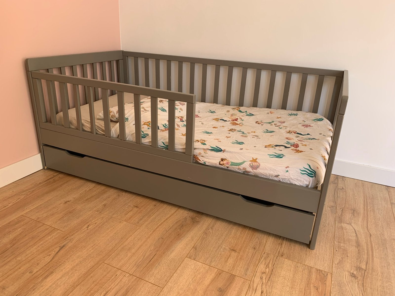 Petite Amélie Plume peuterbed / juniorbed 140x70 grijs, Kinderen en Baby's, Kinderkamer | Bedden, Ophalen, Gebruikt, 70 tot 85 cm