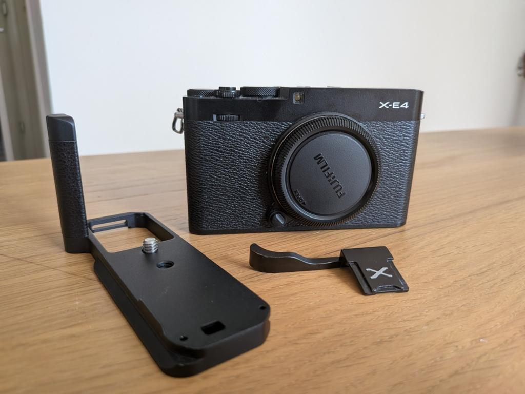Fujifilm X-E4 met handgreep en thumb grip, Compact, Ophalen of Verzenden, Zo goed als nieuw, Fuji