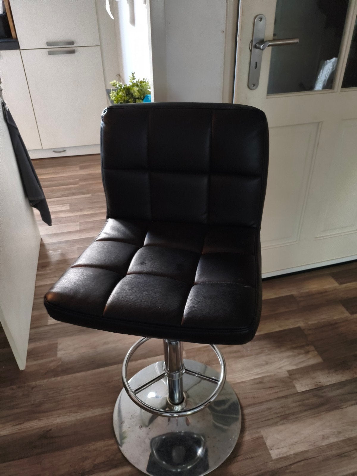 2x Zwarte barkrukken, in hoogte verstelbaar en draaibaar, Huis en Inrichting, Ophalen, Gebruikt, In hoogte verstelbaar, 90 cm of meer