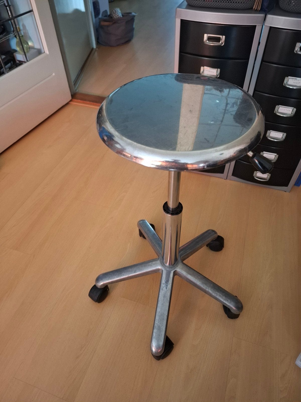 retro verstelbare, verrijdbare metalen kruk, Ophalen, In hoogte verstelbaar, Gebruikt, IJzer