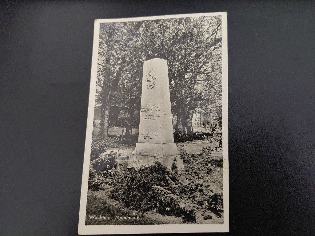 Wachtum, Monument, fotokaart, gelopen, 1957, Verzamelen, Ansichtkaarten | Nederland, Verzenden, 1940 tot 1960, Gelopen, Drenthe