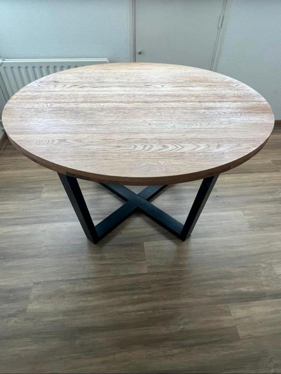 Ronde eettafel met eiken blad en metalen onderstel, 100 tot 150 cm, Ophalen of Verzenden, Zo goed als nieuw, Drie personen