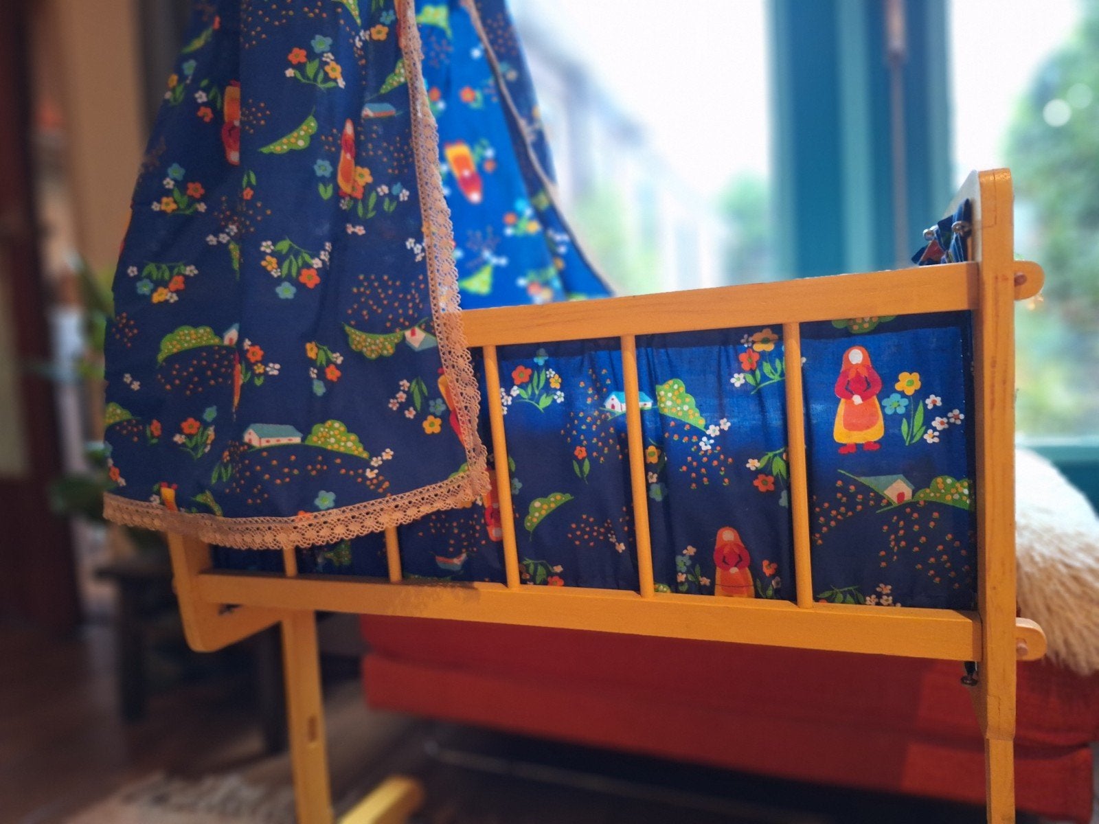 Vintage handgemaakt poppenwiegje met hemeltje en pop, Kinderen en Baby's, Speelgoed | Poppen, Ophalen of Verzenden, Gebruikt, Overige typen