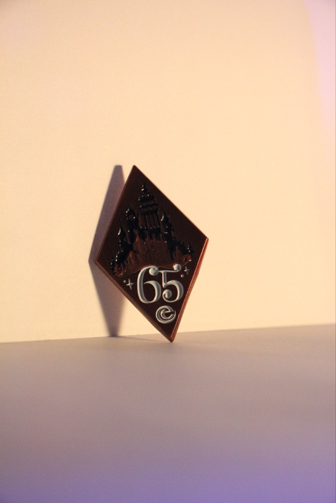 Efteling 65 jaar jubileum pin, Verzenden, Zo goed als nieuw, Button of Speldje