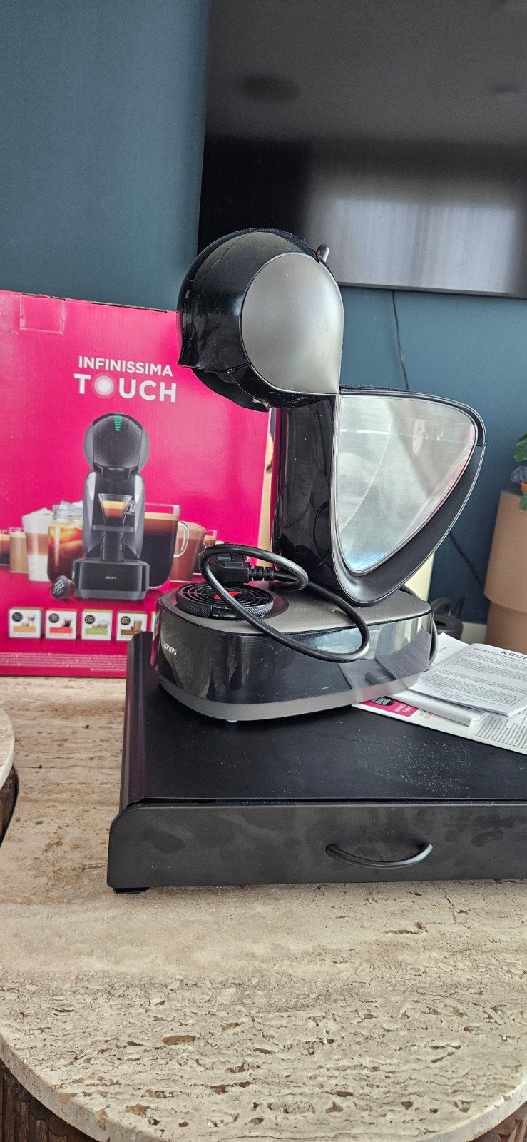 Krups Nescafé Dolce Gusto koffiemachine + cupjeshouder, Ophalen of Verzenden, Zo goed als nieuw, Koffiemachine, Koffiepads en cups