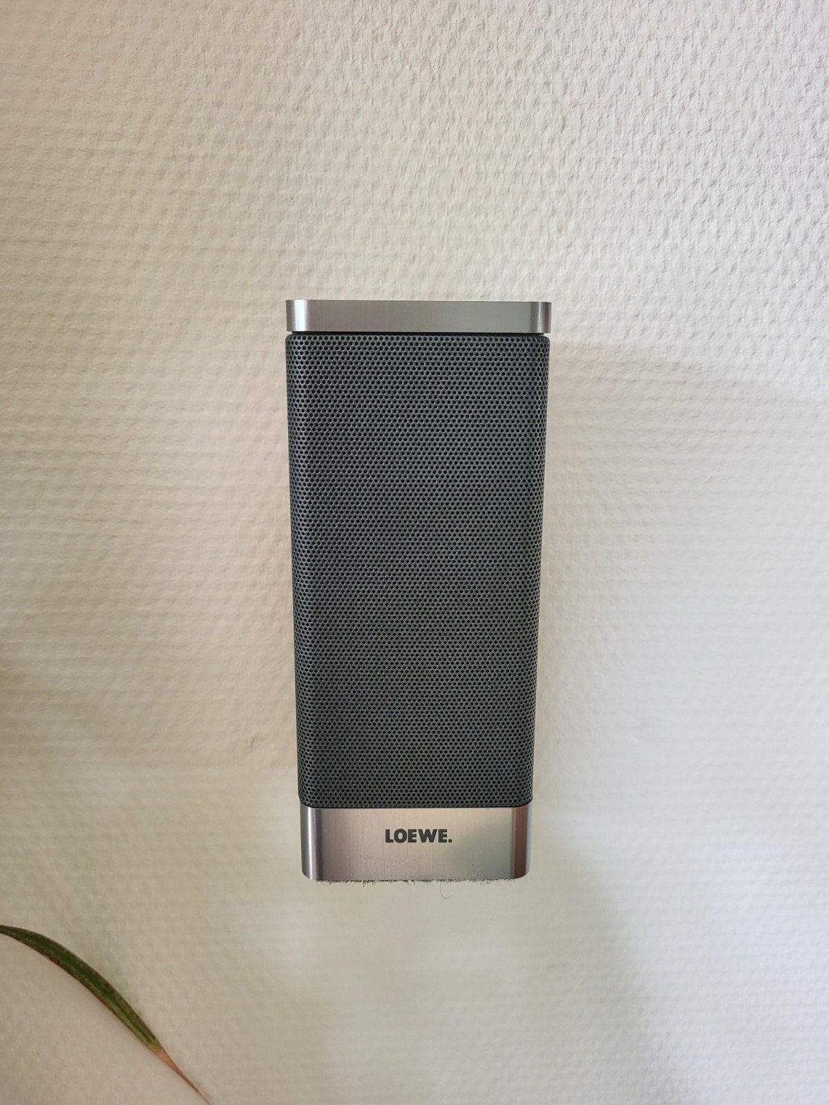 2 Loewe wand luidsprekers S1, incl muurbeugels, Overige merken, Ophalen of Verzenden, Zo goed als nieuw, Minder dan 60 watt