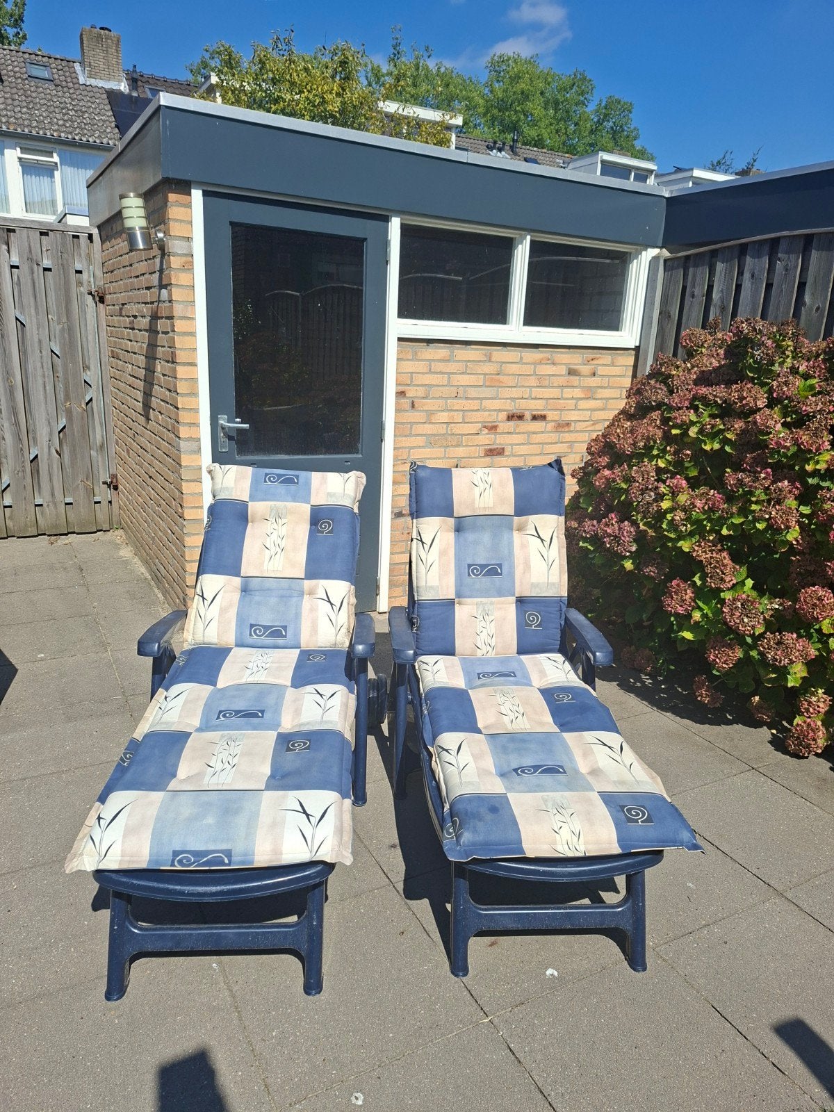 vanavond 20u gratis ophalen! 2x Blauwe Ligstoelen met Kussen, Tuin en Terras, Ligbedden, Ophalen of Verzenden, Gebruikt, Kunststof