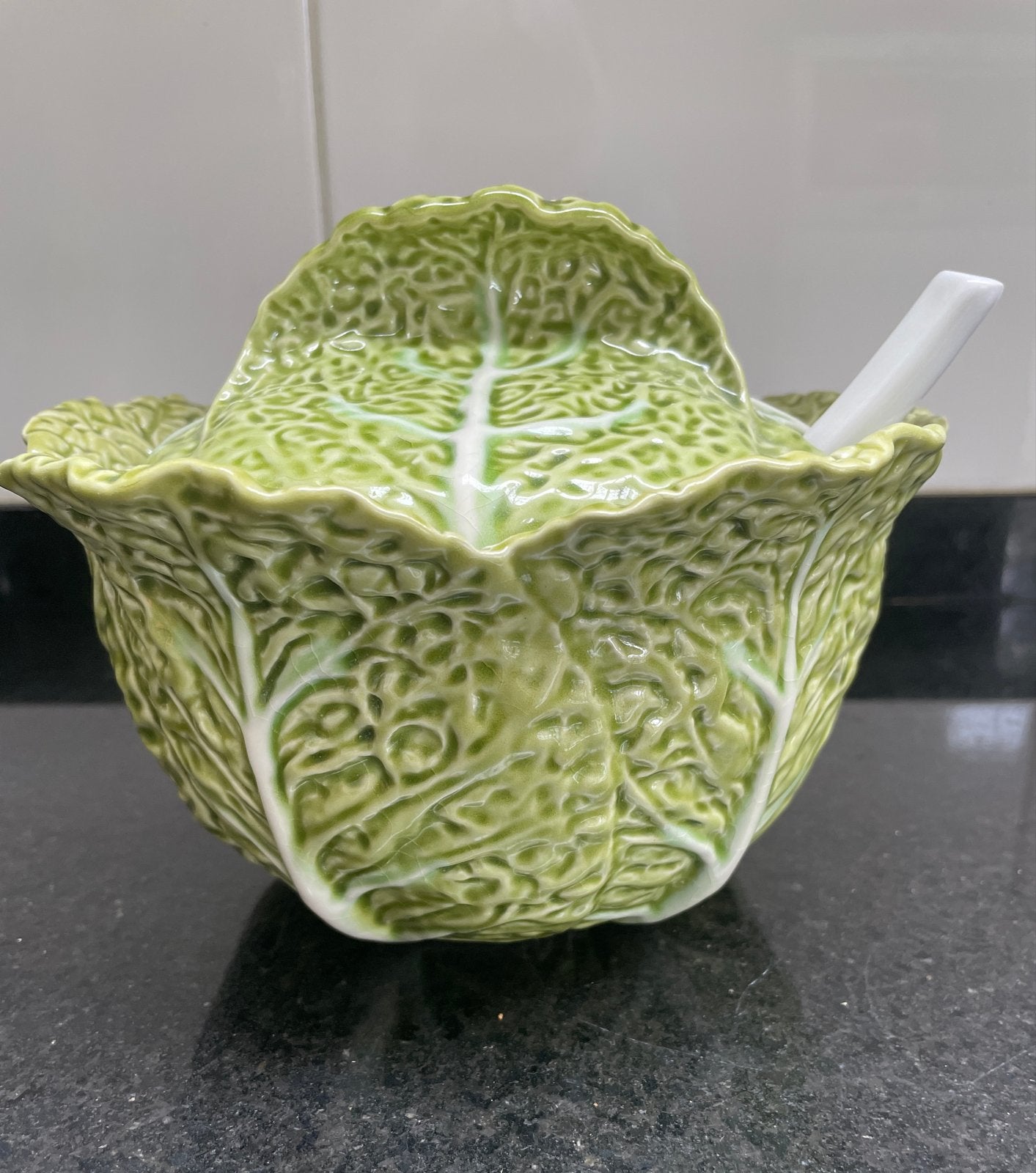 Keramiek opdekschaal met lepel en deksel, als nieuw, Ophalen of Verzenden, Zo goed als nieuw, Steen/keramiek, Groen