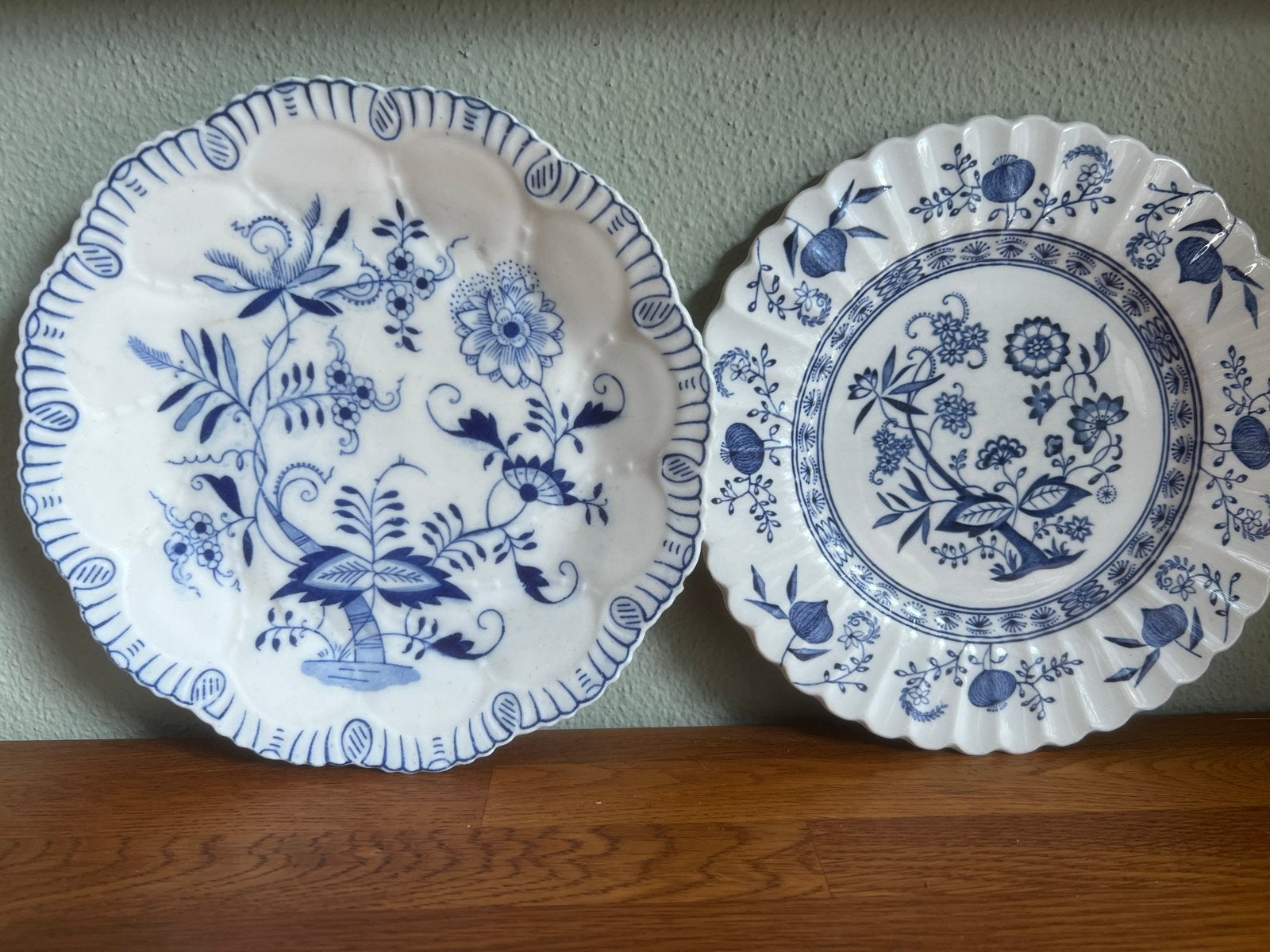 Twee antieke blauw-witte borden met bloemmotief, Ophalen