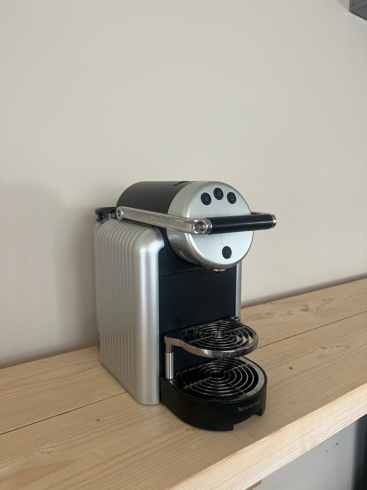 Nespresso Zenius, Witgoed en Apparatuur, Ophalen of Verzenden, Zo goed als nieuw, Koffiepads en cups, Afneembaar waterreservoir