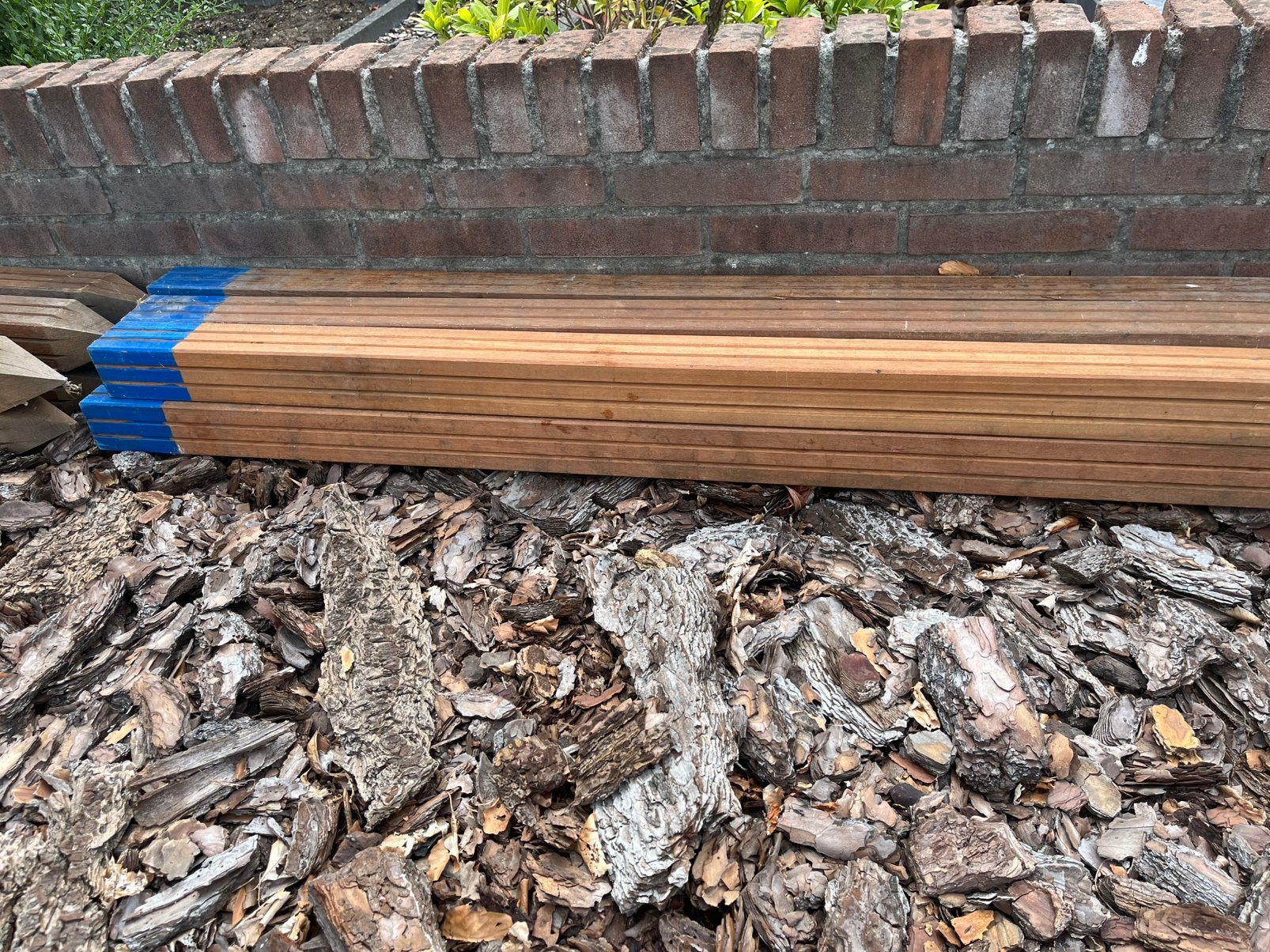 12x Hardhouten Azobe Palen 7x7 cm Lengte 150 cm Geschaafd, Ophalen of Verzenden, Zo goed als nieuw, 50 mm of meer, Balk