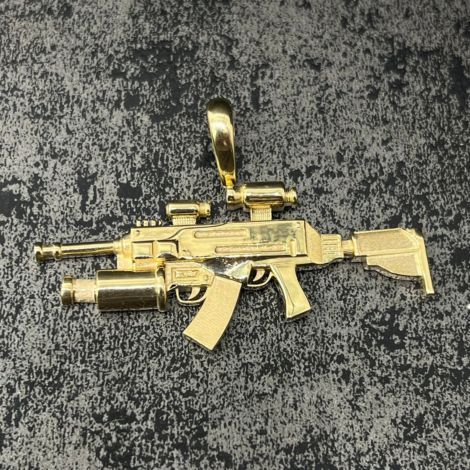 14 karaat gouden hanger pistool geweer kettinghanger, Ophalen of Verzenden, Zo goed als nieuw, Goud, Kruis of Symbool
