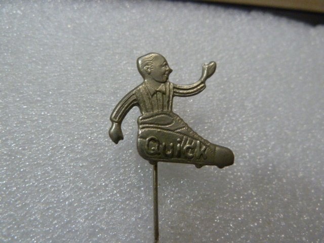 Vintage Quick schoenpoets pin / speldje, Ophalen of Verzenden, Gebruikt, Merk, Speldje of Pin
