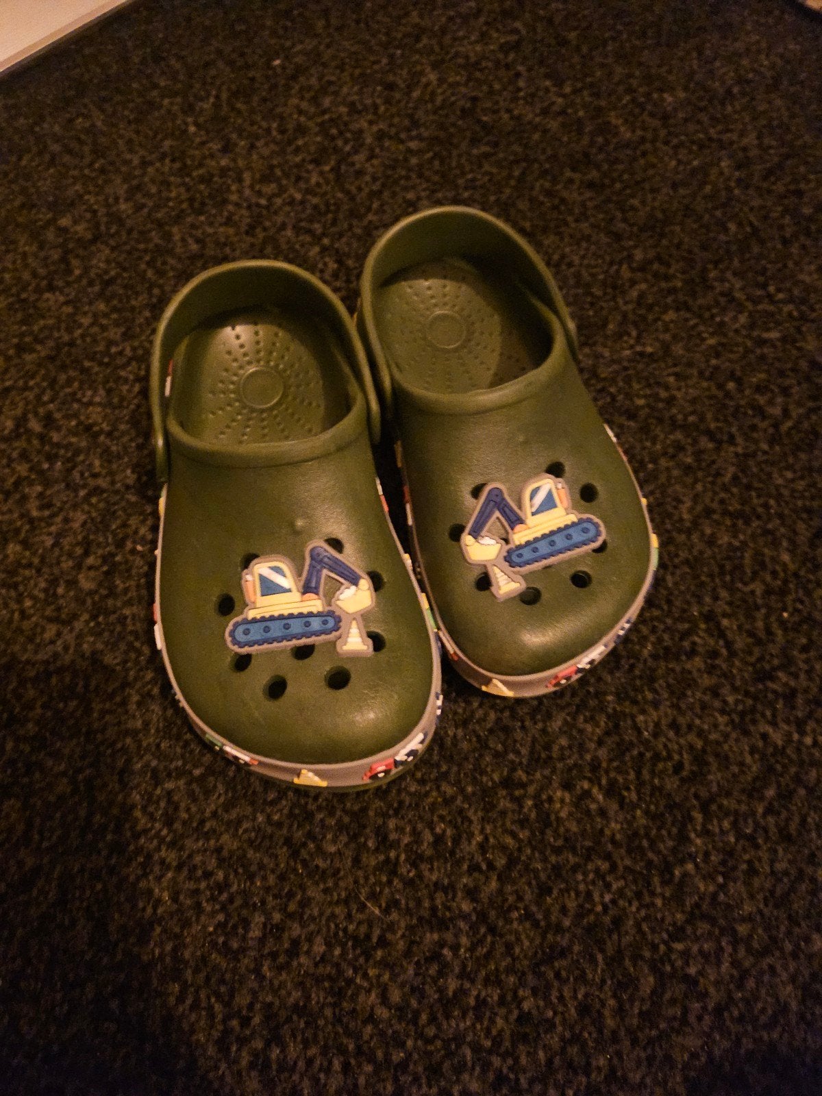 Kinder Crocs met graafmachine design maat 28, Ophalen of Verzenden, Gebruikt, Onbekend, Jongen