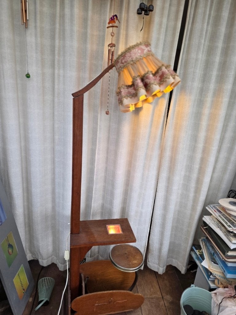 Vintage staande schemerlamp met lectuurbak en bijzettafeltje, Huis en Inrichting, Lampen | Vloerlampen, Ophalen, Gebruikt, Mid century