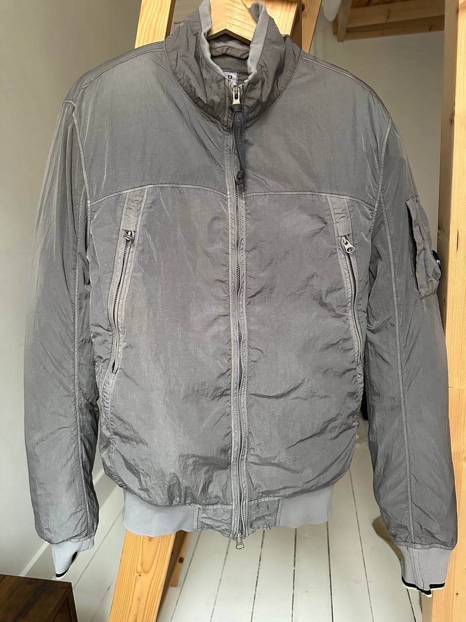 CP Company jas - Maat 52 (L), Kleding | Heren, Jassen | Winter, Ophalen of Verzenden, Gedragen, Maat 52/54 (L), Grijs