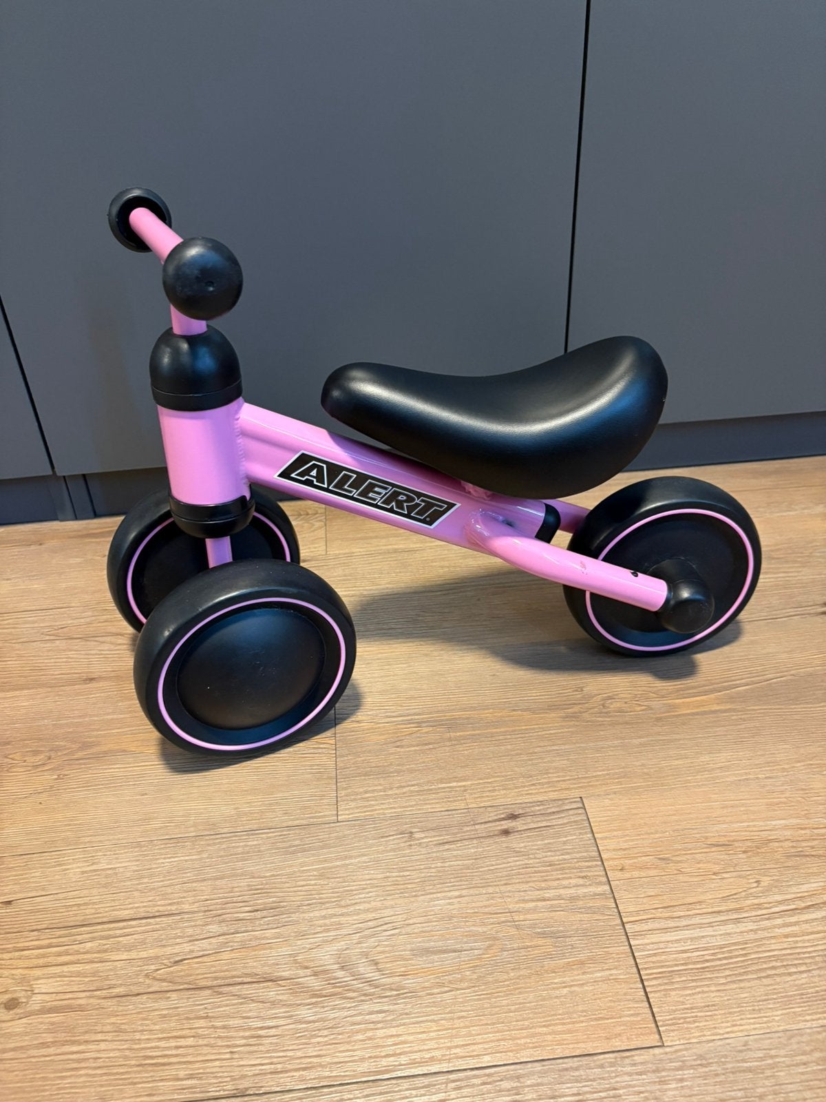 Klein roze loopfietsje, Ophalen, Zo goed als nieuw, Loopfiets