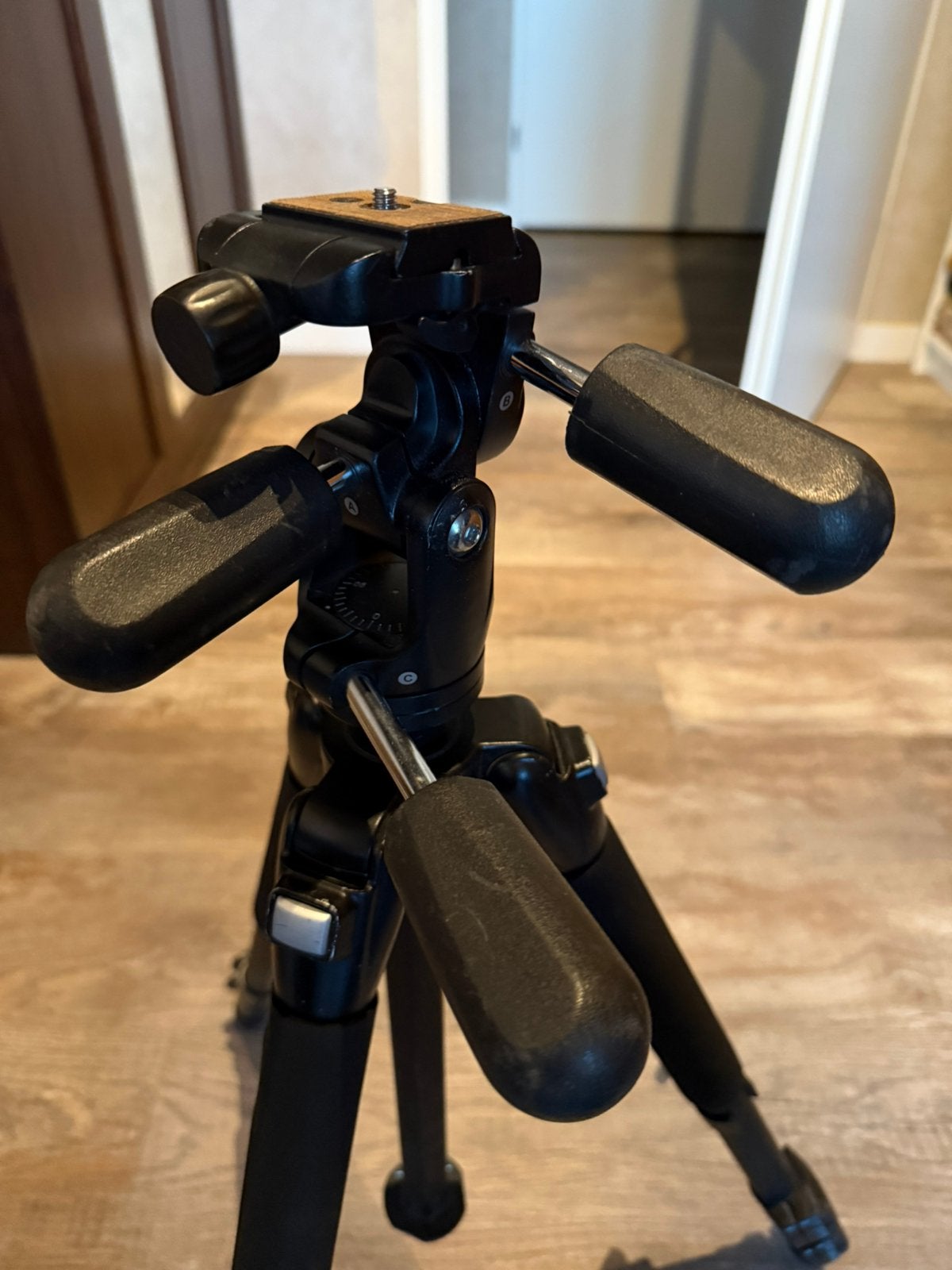 Te koop Vanguard tracker 3 tripod statief, Snelkoppelingsplaat, Zo goed als nieuw, Ophalen of Verzenden, Driepoot