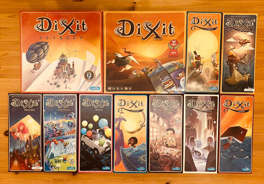 Dixit (Twee Basisspellen + Negen Uitbreidingen/Sleeved), Vijf spelers of meer, Ophalen of Verzenden, Zo goed als nieuw
