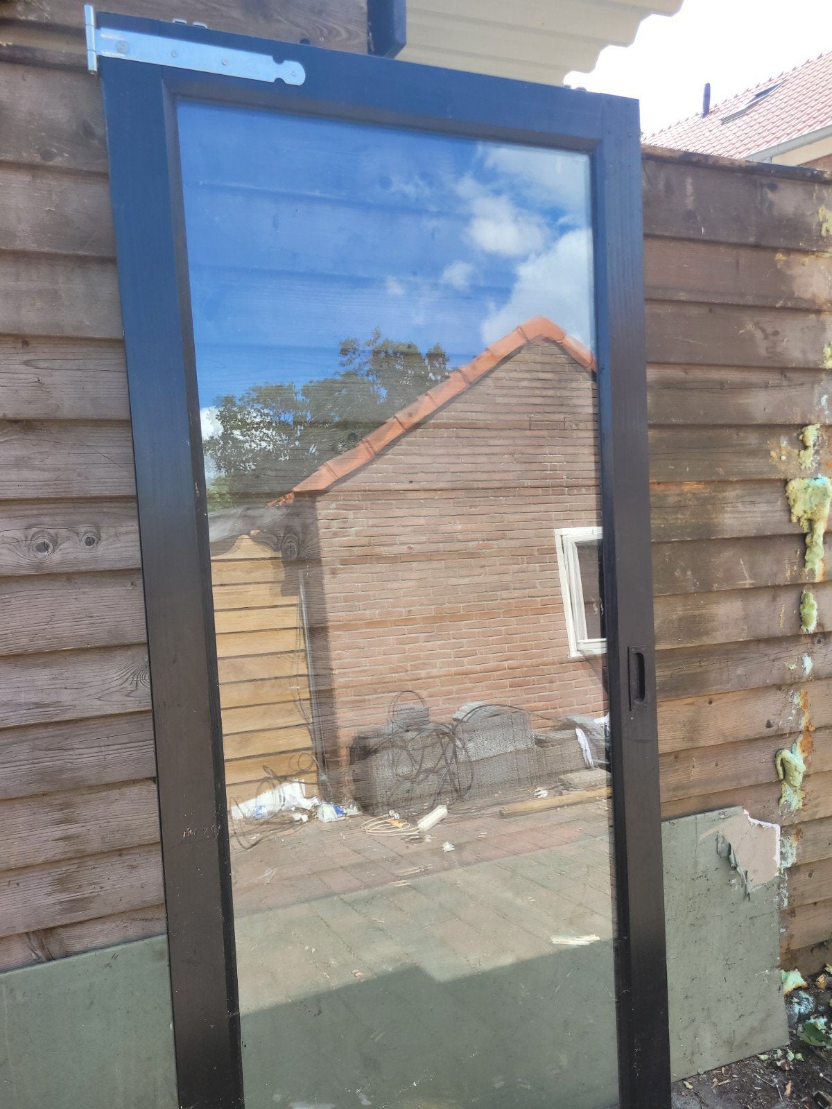 Zwarte deur met glas en scharnieren, Ophalen