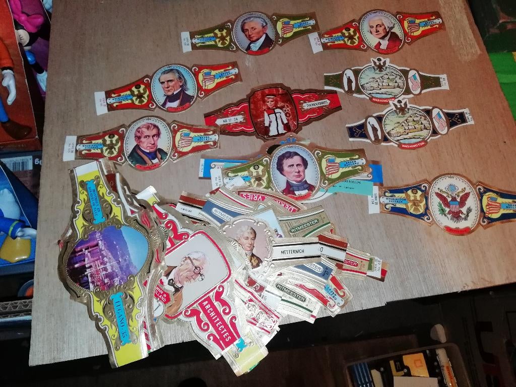 ruim 50 hele grote xxl  sigarenbanden, sigarenbandjes, Ophalen of Verzenden, Zo goed als nieuw, Sigarenbandjes